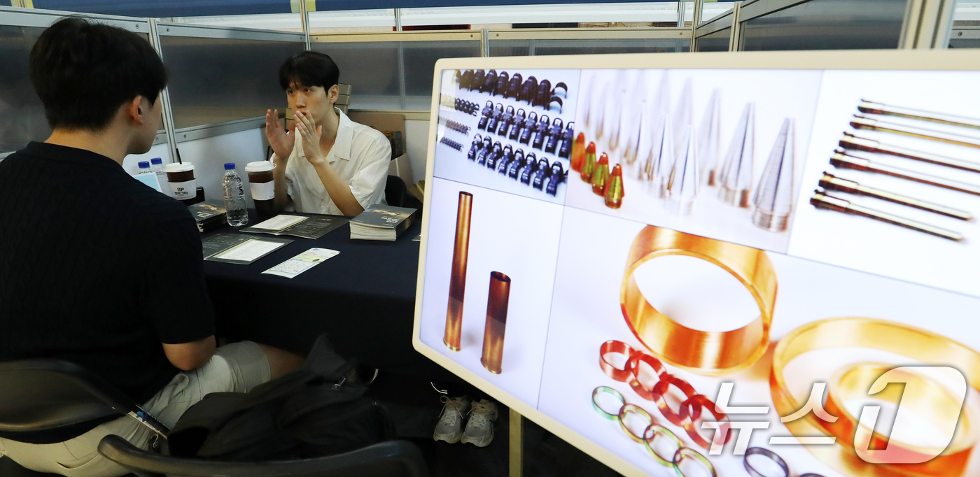 (부산=뉴스1) 윤일지 기자 = 16일 부산 서구 동아대학교 부민캠퍼스 국제관에서 열린 '2025학년도 기업·채용정보 박람회'를 찾은 구직자가 풍산 부스에서 채용 상담을 받고 있다 …