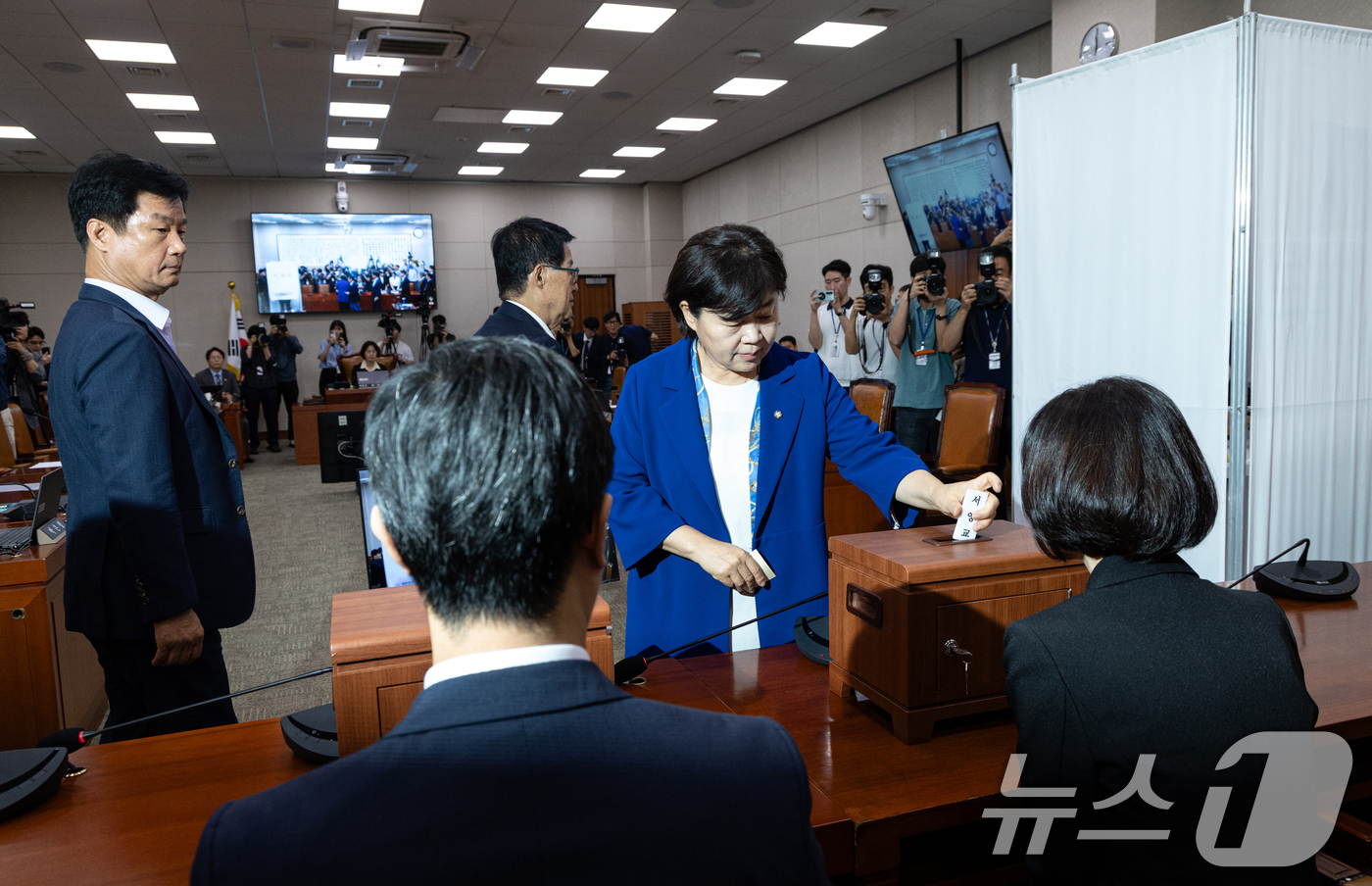 (서울=뉴스1) 이승배 기자 = 서영교 더불어민주당 법사위원 등이 16일 서울 여의도 국회에서 제429회국회(정기회) 법제사법위원회 제4차 전체회의에서 나경원 국민의힘 의원 간사 …