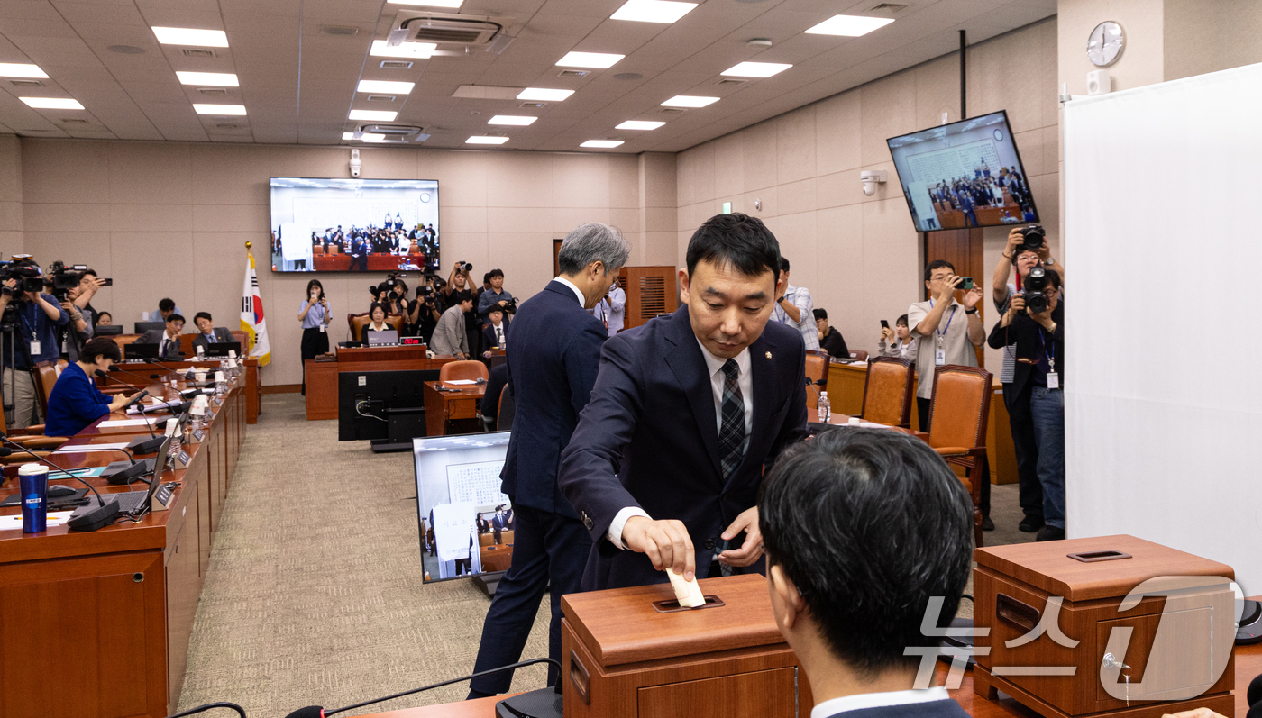 (서울=뉴스1) 이승배 기자 = 김용민 국회 법제사법위원회 여당 간사가 16일 서울 여의도 국회에서 제429회국회(정기회) 법제사법위원회 제4차 전체회의에서 나경원 국민의힘 의원 …