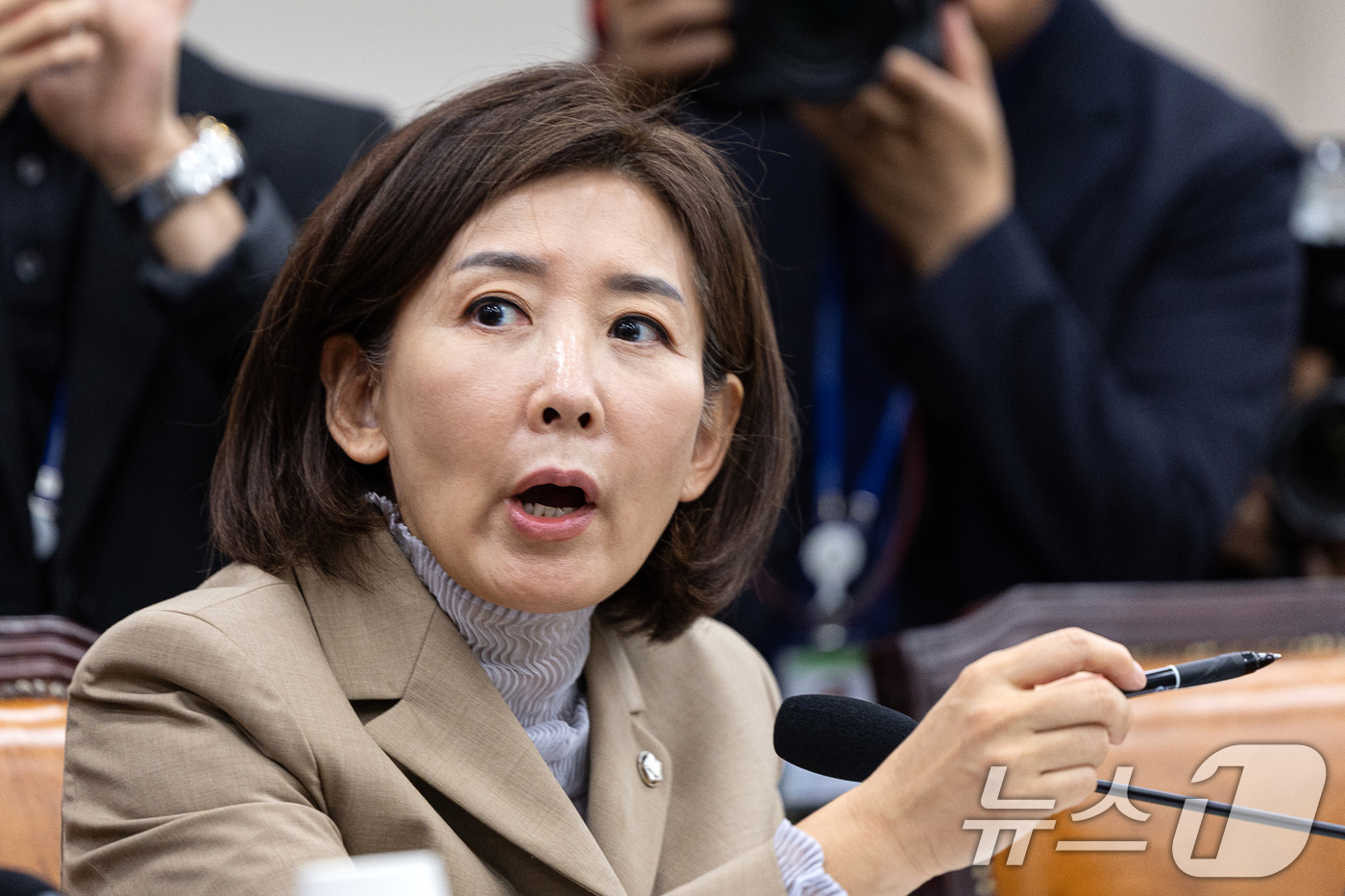 (서울=뉴스1) 이승배 기자 = 16일 서울 여의도 국회에서 열린 제429회국회(정기회) 법제사법위원회 제4차 전체회의에서 나경원 국민의힘 의원이 의사진행에 관해 항의하고 있다. …