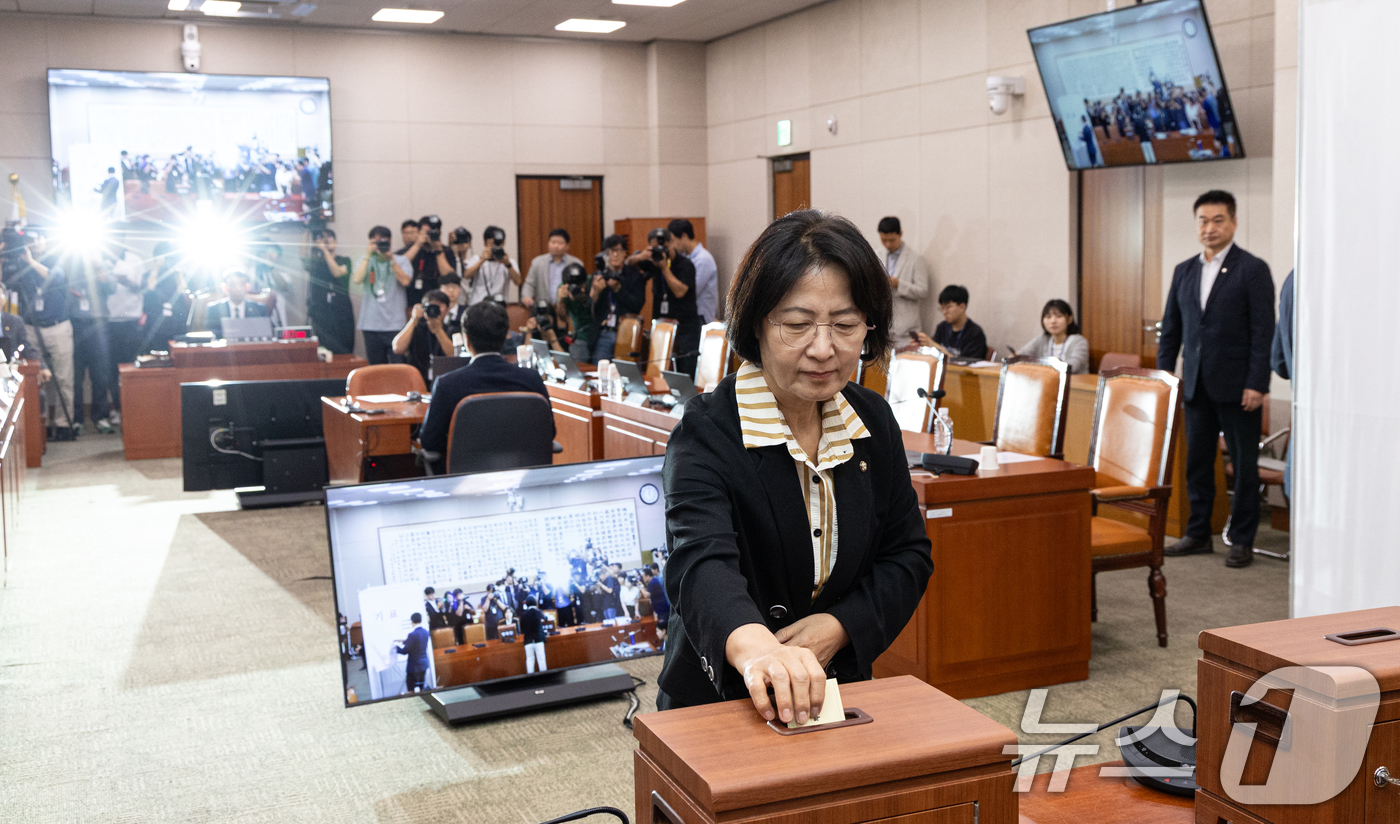 (서울=뉴스1) 이승배 기자 = 추미애 국회 법제사법위원장이 16일 서울 여의도 국회에서 제429회국회(정기회) 법제사법위원회 제4차 전체회의에서 나경원 국민의힘 의원 간사 선임의 …