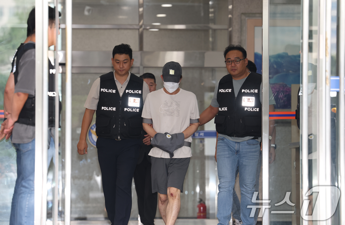 (용인=뉴스1) 김영운 기자 = 16일 오후 경기 용인시 처인구 용인동부경찰서에서 살인 및 사체유기 혐의를 받고 있는 A 씨가 구속 전 피의자 심문(영장실질심사)를 받기 위해 나오 …