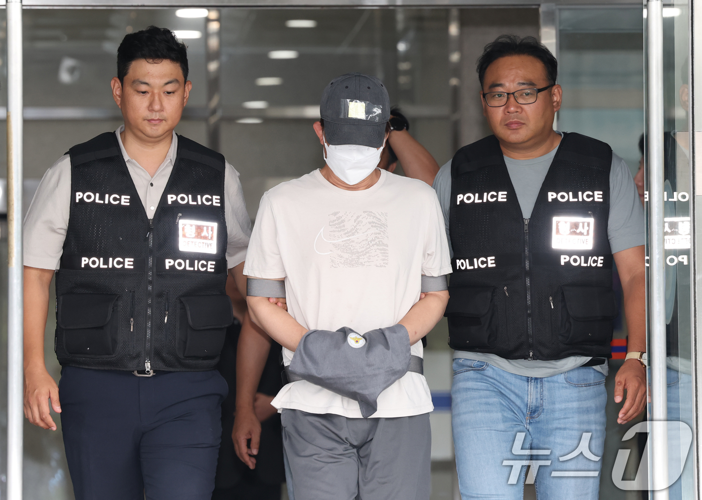 (용인=뉴스1) 김영운 기자 = 16일 오후 경기 용인시 처인구 용인동부경찰서에서 살인 및 사체유기 혐의를 받고 있는 A 씨가 구속 전 피의자 심문(영장실질심사)를 받기 위해 나오 …