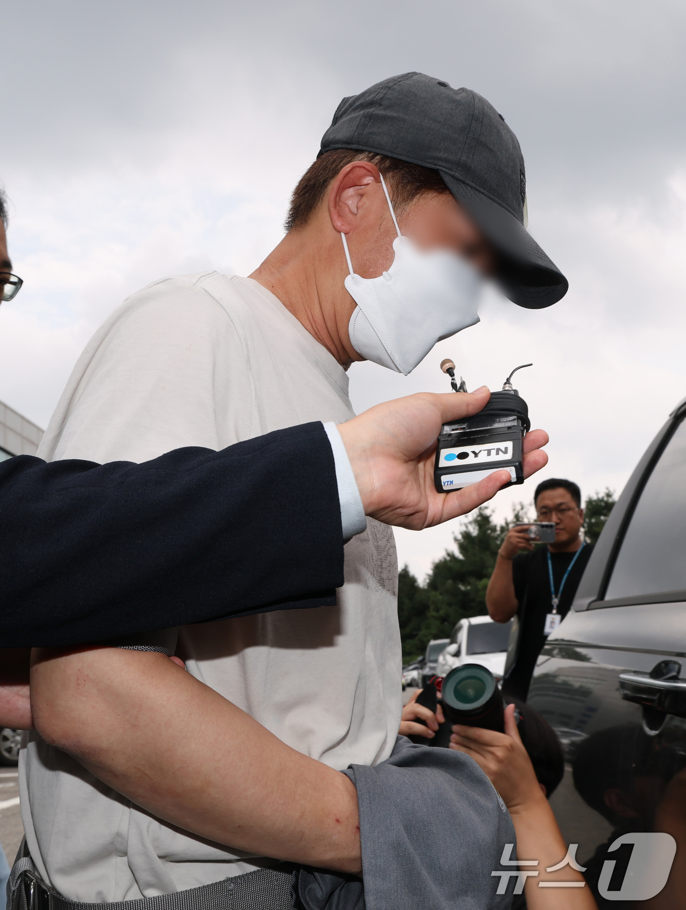 (용인=뉴스1) 김영운 기자 = 16일 오후 경기 용인시 처인구 용인동부경찰서에서 살인 및 사체유기 혐의를 받고 있는 A 씨가 구속 전 피의자 심문(영장실질심사)를 받기 위해 나오 …