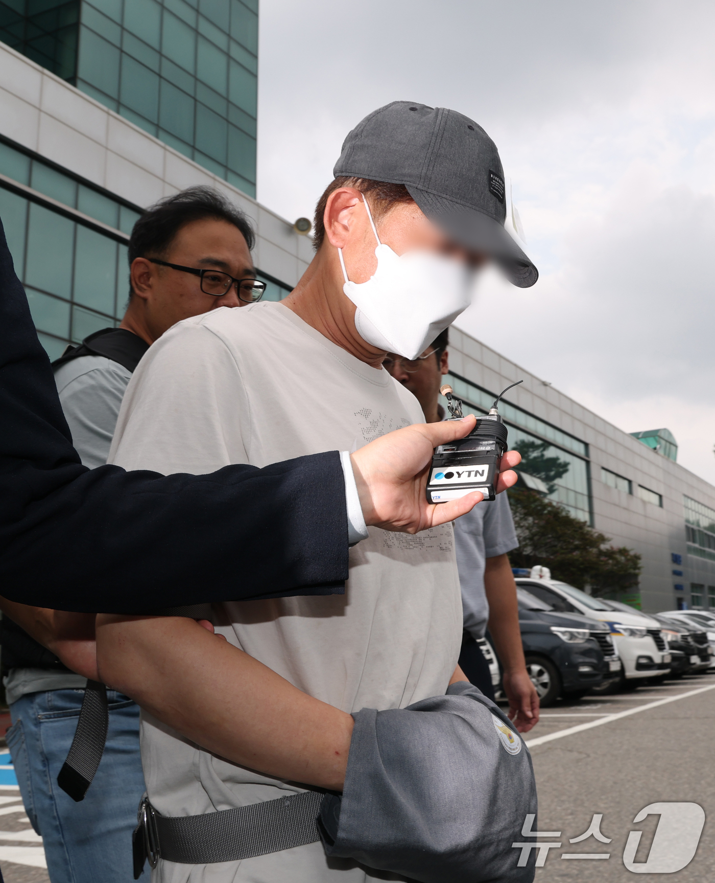 (용인=뉴스1) 김영운 기자 = 16일 오후 경기 용인시 처인구 용인동부경찰서에서 살인 및 사체유기 혐의를 받고 있는 A 씨가 구속 전 피의자 심문(영장실질심사)를 받기 위해 나오 …