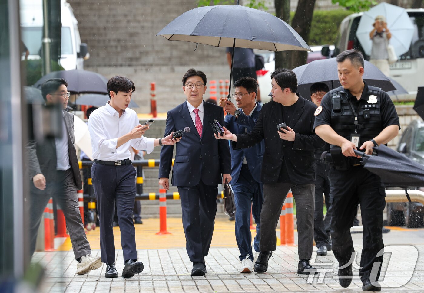 본문 이미지 - 권성동 국민의힘 의원이 16일 오후 서울 서초구 중앙지방법원에서 &#39;통일교 불법 정치자금 수수&#39; 의혹&#40;정치자금법 위반 혐의&#41; 관련 구속 전 피의자 심문&#40;영장실질심사&#41;에 출석하고 있다. 2025.9.16/뉴스1 ⓒ News1 안은나 기자