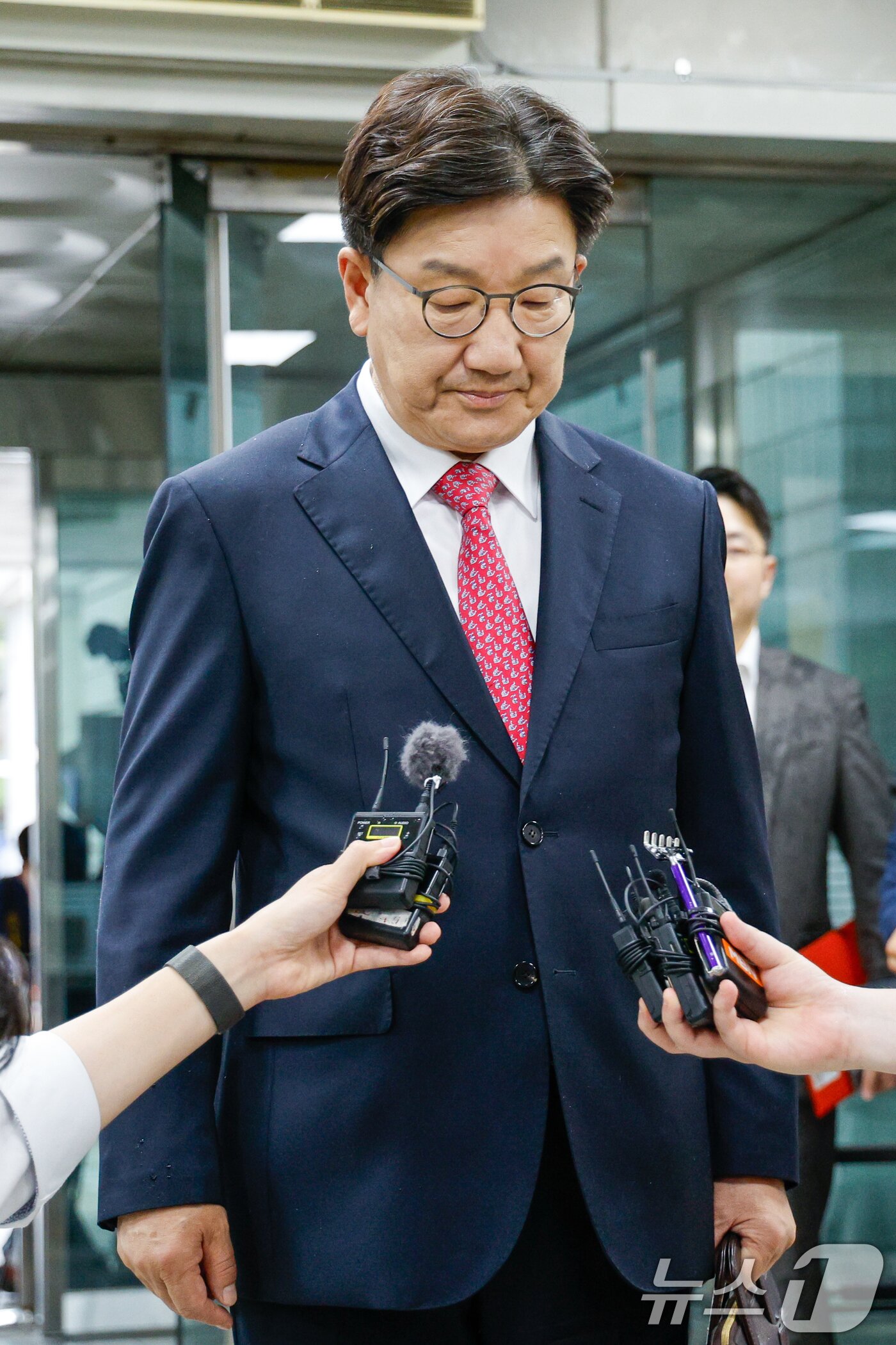 본문 이미지 - 권성동 국민의힘 의원이 16일 오후 서울 서초구 중앙지방법원에서 &#39;통일교 불법 정치자금 수수&#39; 의혹&#40;정치자금법 위반 혐의&#41; 관련 구속 전 피의자 심문&#40;영장실질심사&#41;에 출석하며 입장을 밝히고 있다. 2025.9.16/뉴스1 ⓒ News1 안은나 기자