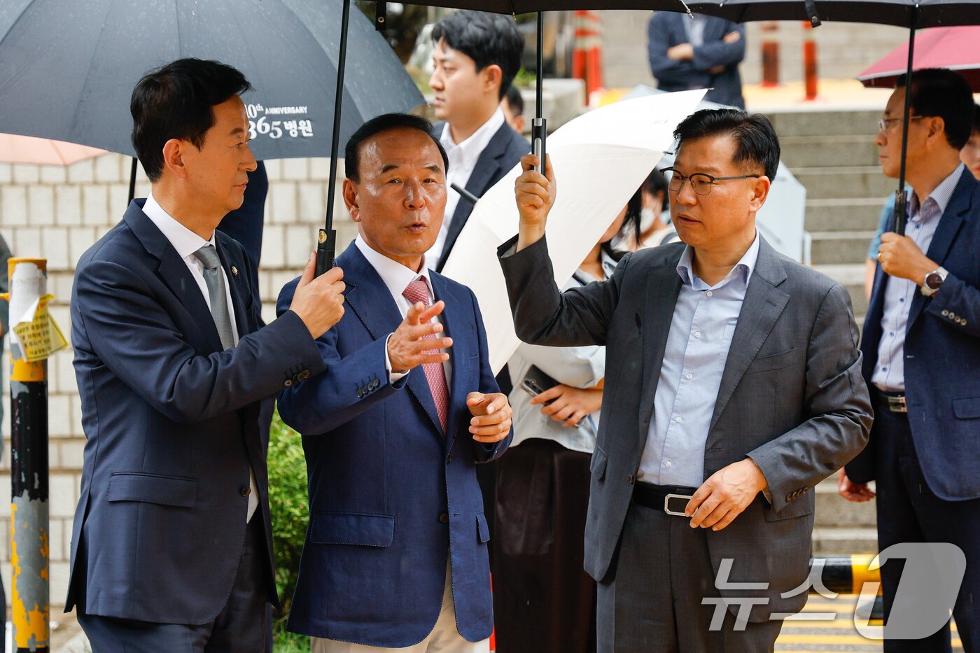 본문 이미지 - 국민의힘 최은석&#40;왼쪽부터&#41;, 박덕흠, 이양수 의원이 16일 오후 권성동 의원 영장실질심사가 열린 서울 서초구 중앙지방법원에서 대화를 나누고 있다. 2025.9.16/뉴스1 ⓒ News1 안은나 기자