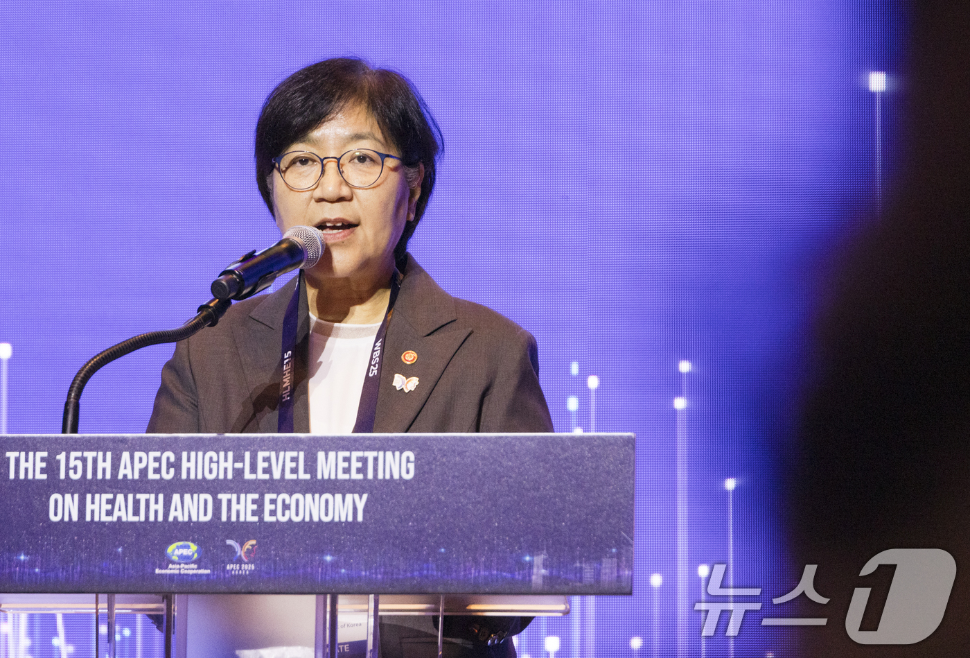 (서울=뉴스1) = 정은경 보건복지부 장관이 16일 서울 중구 서울신라호텔에서 열린 2025 APEC 보건과경제 고위급회의 환영 리셉션에서 발언하고 있다. (보건복지부 제공. 재판 …