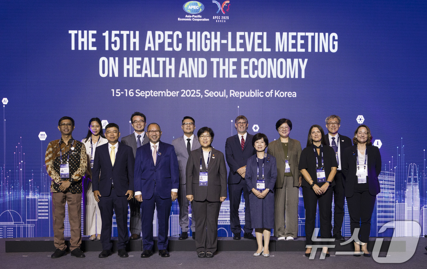 (서울=뉴스1) = 정은경 보건복지부 장관이 16일 서울 중구 서울신라호텔에서 열린 2025 APEC 보건과경제 고위급회의 환영 리셉션에서 주요 참석자들과 함께 기념 촬영을 하고 …