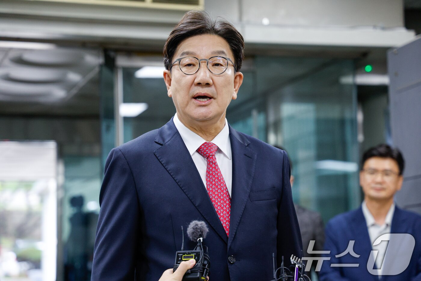 본문 이미지 - 권성동 국민의힘 의원이 16일 오후 서울 서초구 중앙지방법원에서 &#39;통일교 불법 정치자금 수수&#39; 의혹&#40;정치자금법 위반 혐의&#41; 관련 구속 전 피의자 심문&#40;영장실질심사&#41;에 출석하며 입장을 밝히고 있다. 2025.9.16/뉴스1 ⓒ News1 안은나 기자