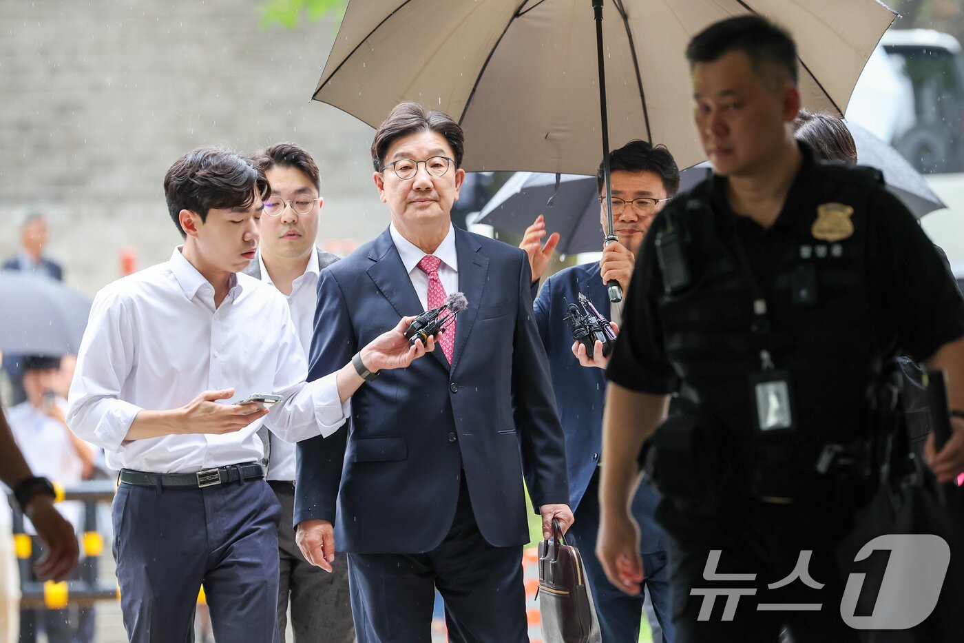 본문 이미지 - 권성동 국민의힘 의원이 16일 오후 서울 서초구 중앙지방법원에서 &#39;통일교 불법 정치자금 수수&#39; 의혹&#40;정치자금법 위반 혐의&#41; 관련 구속 전 피의자 심문&#40;영장실질심사&#41;에 출석하고 있다. 2025.9.16/뉴스1 ⓒ News1 안은나 기자