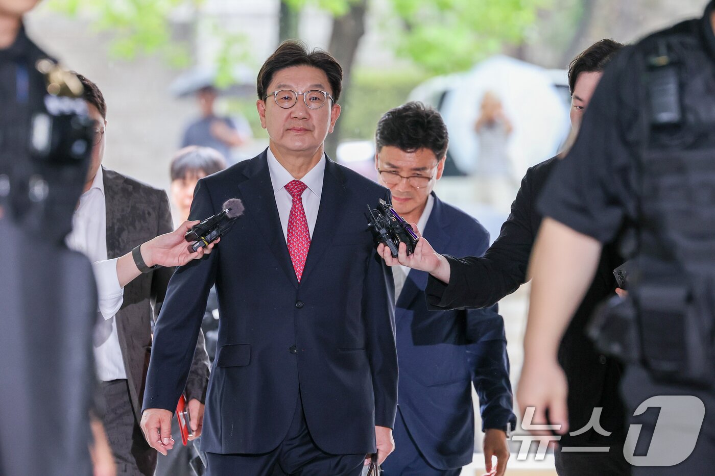 본문 이미지 - 권성동 국민의힘 의원이 16일 오후 서울 서초구 중앙지방법원에서 &#39;통일교 불법 정치자금 수수&#39; 의혹&#40;정치자금법 위반 혐의&#41; 관련 구속 전 피의자 심문&#40;영장실질심사&#41;에 출석하고 있다. 2025.9.16/뉴스1 ⓒ News1 안은나 기자