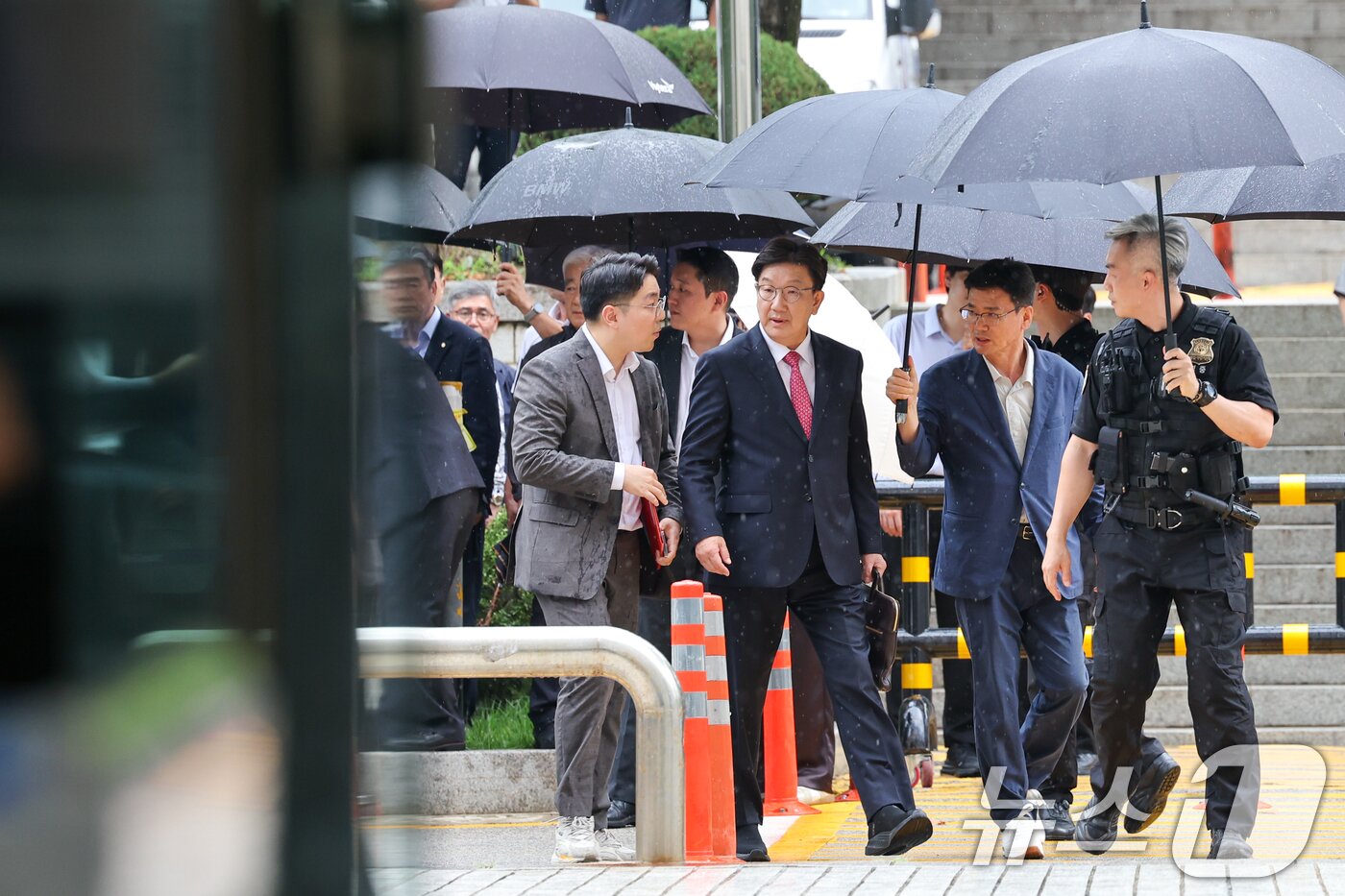 본문 이미지 - 권성동 국민의힘 의원이 16일 오후 서울 서초구 중앙지방법원에서 &#39;통일교 불법 정치자금 수수&#39; 의혹&#40;정치자금법 위반 혐의&#41; 관련 구속 전 피의자 심문&#40;영장실질심사&#41;에 출석하고 있다. 2025.9.16/뉴스1 ⓒ News1 안은나 기자
