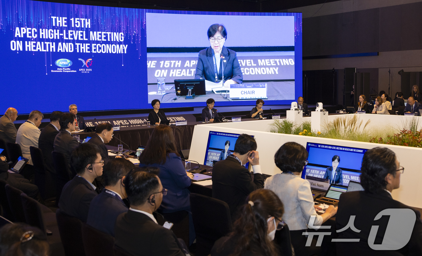 (서울=뉴스1) = 정은경 보건복지부 장관이 16일 서울 중구 서울신라호텔에서 열린 2025 APEC 보건과경제 고위급회의 개막식에서 개회사를 하고 있다. (보건복지부 제공. 재판 …