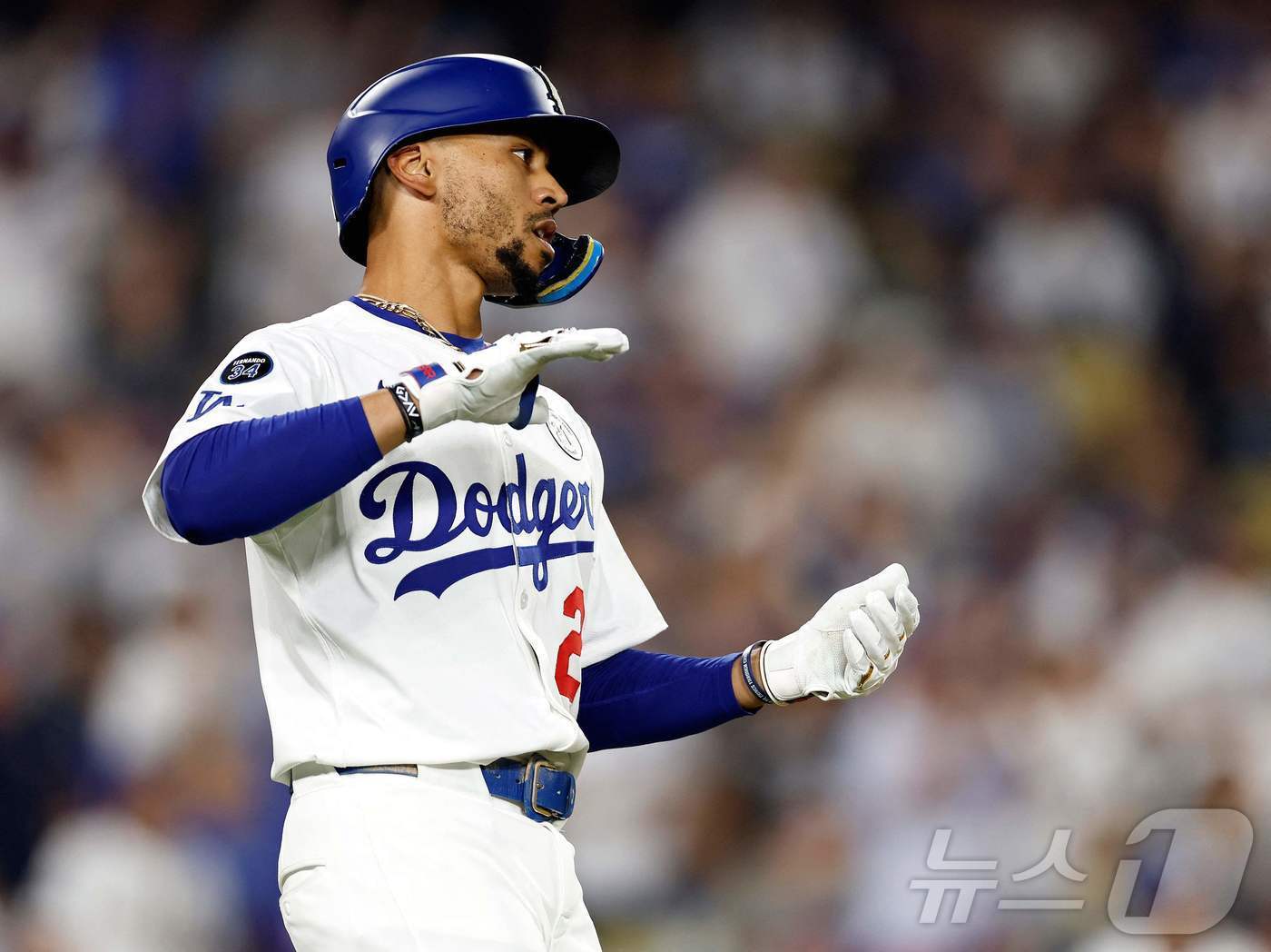 본문 이미지 - LA 다저스 무키 베츠가 16일&#40;한국시간&#41; 열린 2025 메이저리그 필라델피아 필리스전에서 3타수 1안타&#40;1홈런&#41; 3타점 1득점으로 활약했지만 팀 패배를 막지 못했다. ⓒ AFP=뉴스1