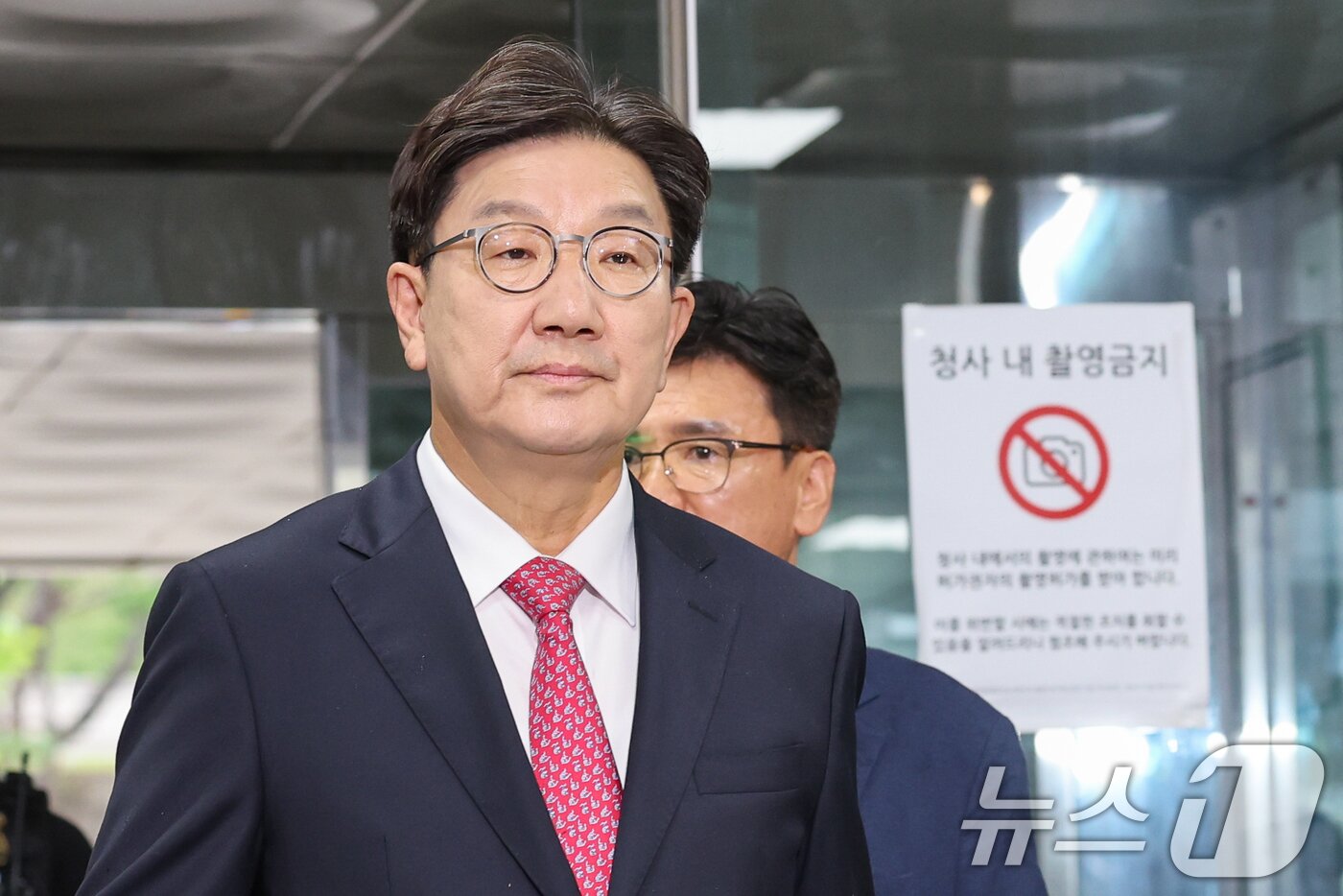 본문 이미지 - 권성동 국민의힘 의원이 16일 오후 서울 서초구 중앙지방법원에서 &#39;통일교 불법 정치자금 수수&#39; 의혹&#40;정치자금법 위반 혐의&#41; 관련 구속 전 피의자 심문&#40;영장실질심사&#41;에 출석하고 있다. 2025.9.16/뉴스1 ⓒ News1 안은나 기자