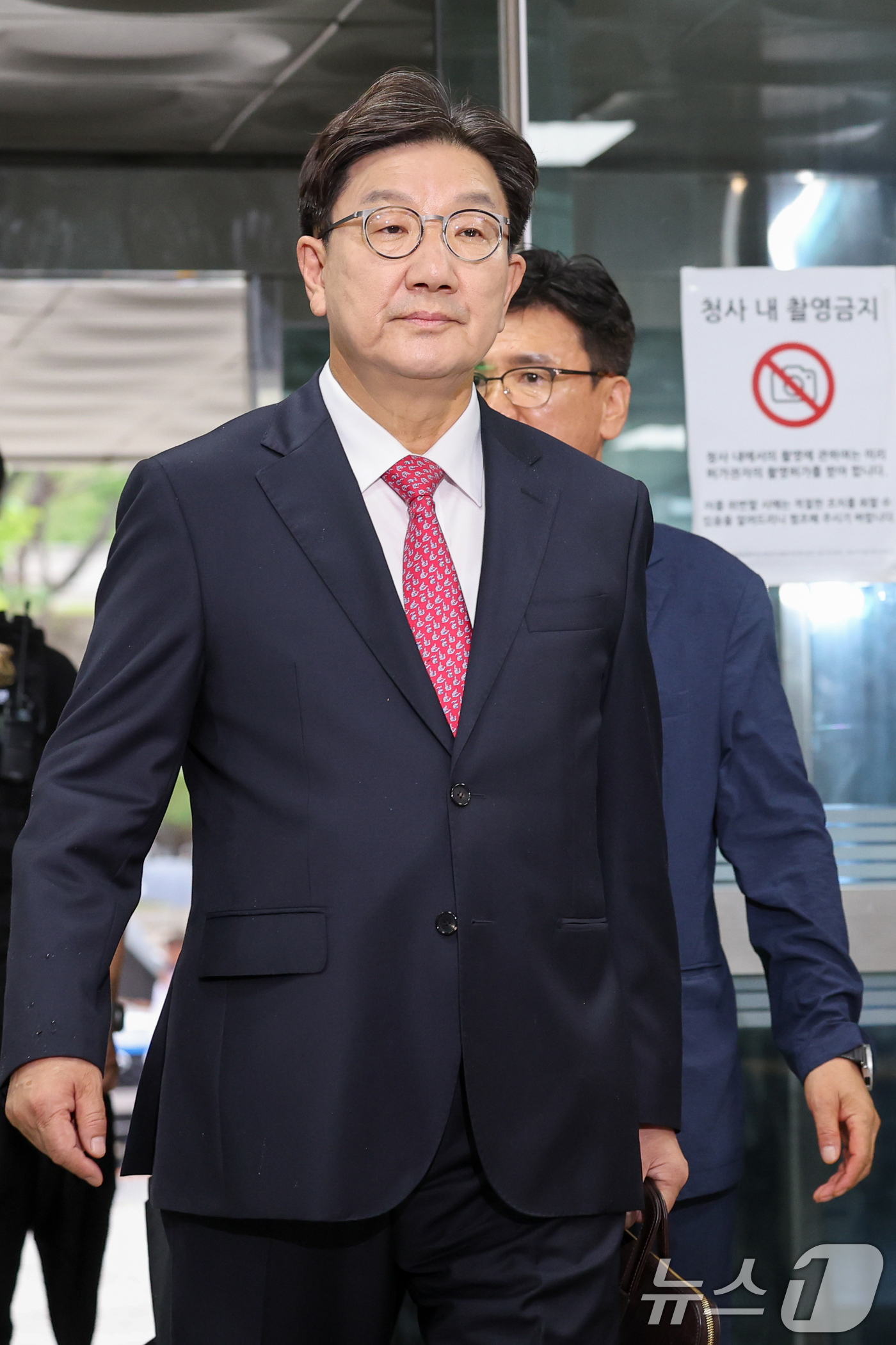 굳은 표정의 권성동 의원 - 뉴스1