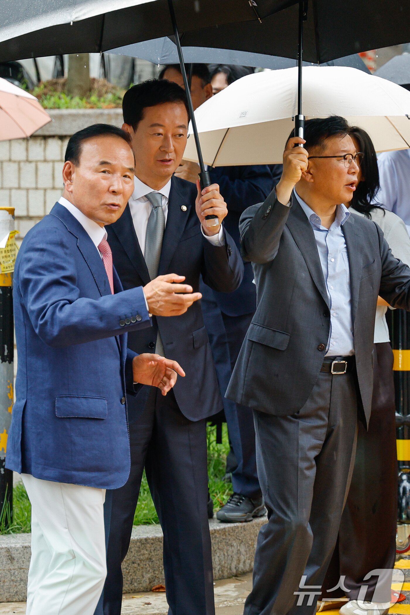 본문 이미지 - 국민의힘 박덕흠&#40;왼쪽부터&#41;, 최은석, 이양수 의원이 16일 오후 권성동 의원 영장실질심사가 열린 서울 서초구 중앙지방법원에서 대화를 나누고 있다. 2025.9.16/뉴스1 ⓒ News1 안은나 기자