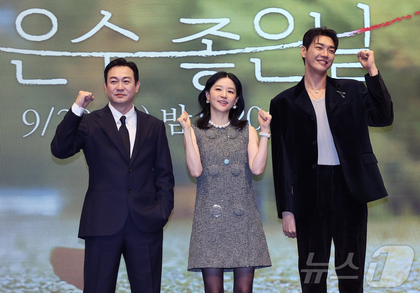 본문 이미지 - 배우 박용우(왼쪽부터), 이영애, 김영광이 16일 서울 구로구 더세인트에서 열린 KBS2 새 토일 미니시리즈 ‘은수 좋은 날’ 제작발표회에서 포즈를 취하고 있다. 가족을 지키고 싶은 학부모 강은수(이영애 분)와 두 얼굴의 선생 이경(김영광 분)이 우연히 얻은 마약 가방으로 벌이는 위험 처절한 동업 일지를 그린 작품이다. 2025.9.16/뉴스1 ⓒ News1 김진환 기자