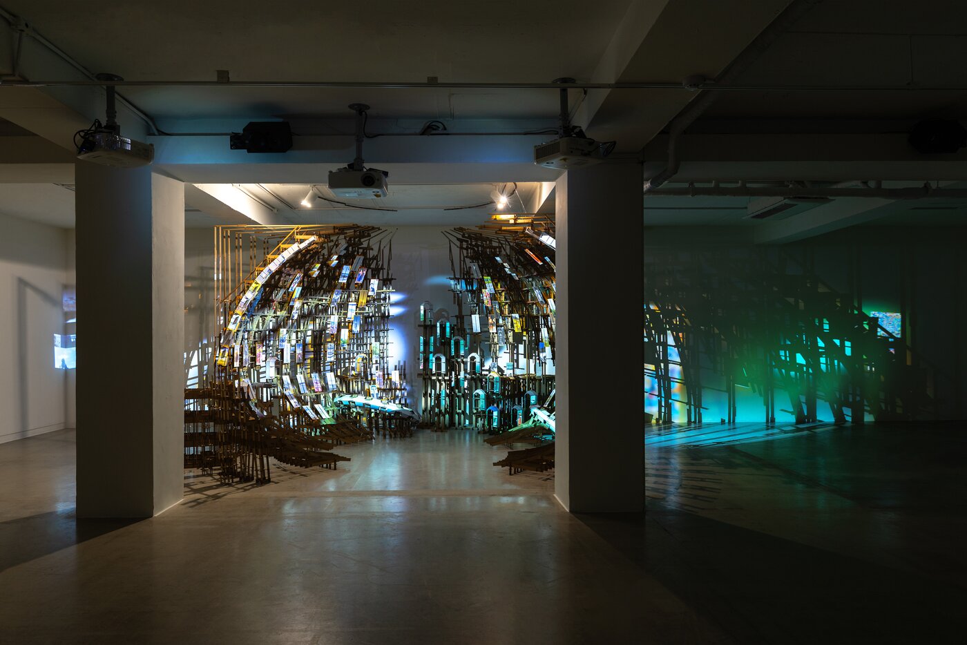 본문 이미지 - 송예환, 〈풍수 수확〉, 2025, 박스지, MDF 합판, 프로젝션 맵핑, 260 &times; 500 &times; 420 cm ⓒ송예환  &#40;성곡미술관 제공&#41;