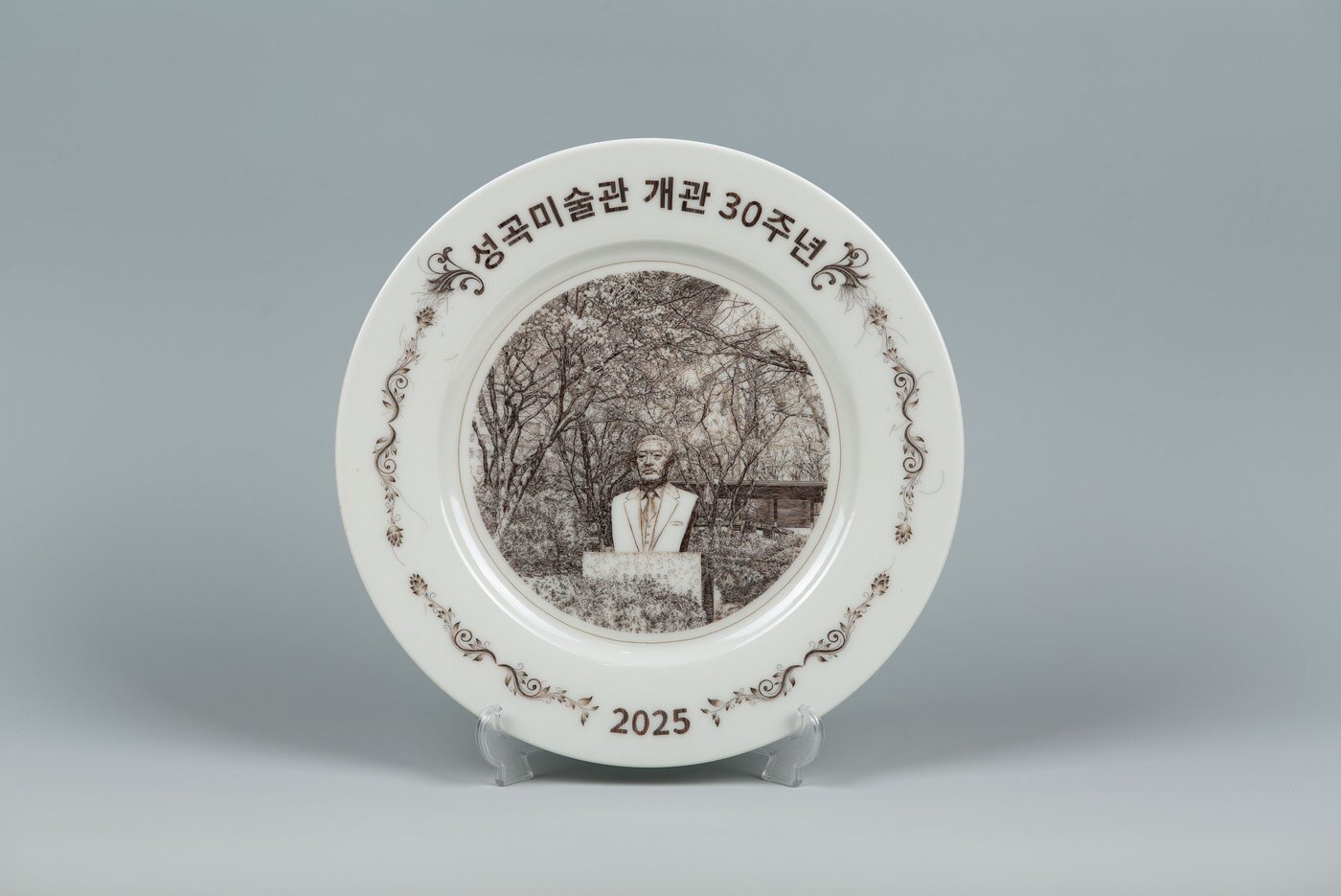 본문 이미지 - 이세경, 〈접시 위의 머리카락_성곡미술관 개관 30주년 기념접시〉, 2025 ,기증받은 머리카락, 흰색 접시, 지름 30 cm ⓒ이세경 &#40;성곡미술관 제공&#41;