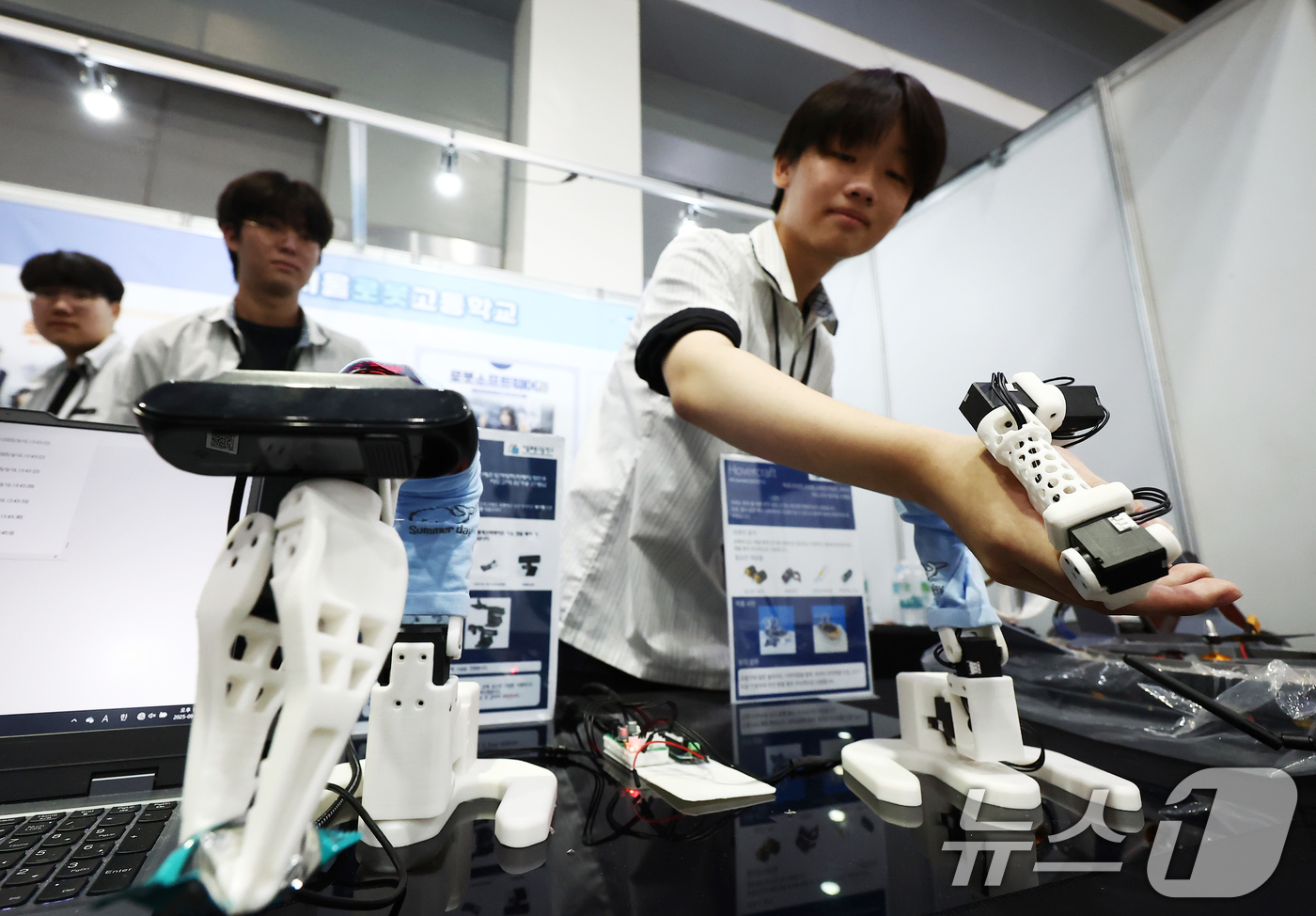 (서울=뉴스1) 김민지 기자 = 16일 오후 서울 서초구 aT센터에서 열린 '2025 고졸 성공 취업·창업 페스타'에서 서울로봇고등학교 학생들이 직접 만든 로봇을 선보이고 있다. …