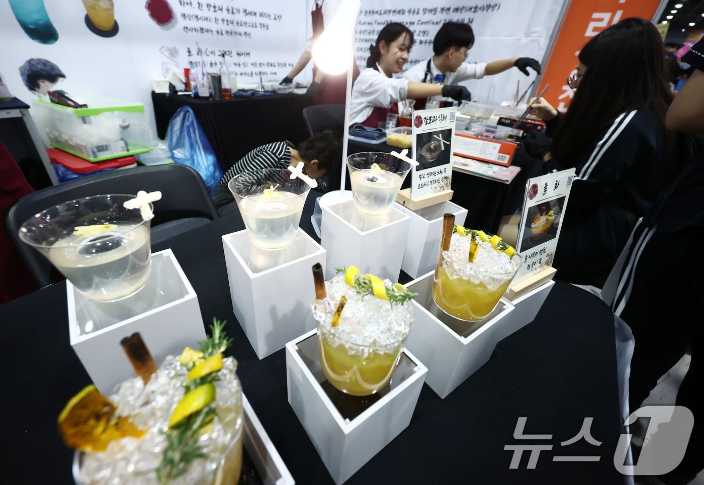 (서울=뉴스1) 김민지 기자 = 16일 오후 서울 서초구 aT센터에서 열린 '2025 고졸 성공 취업·창업 페스타'에서 학생들이 부스를 둘러보고 있다. 2025.9.16/뉴스1