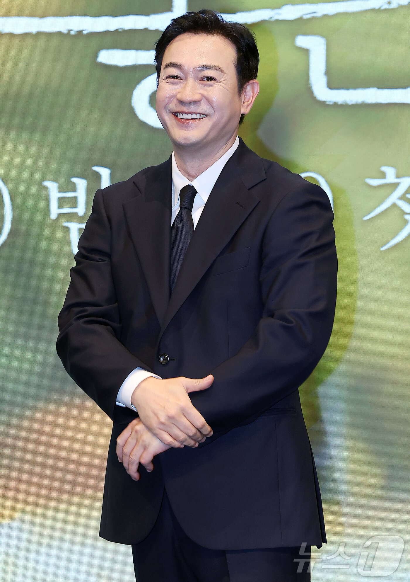 본문 이미지 - 배우 박용우가 16일 서울 구로구 더세인트에서 열린 KBS2 새 토일 미니시리즈 ‘은수 좋은 날’ 제작발표회에서 포즈를 취하고 있다. 가족을 지키고 싶은 학부모 강은수(이영애 분)와 두 얼굴의 선생 이경(김영광 분)이 우연히 얻은 마약 가방으로 벌이는 위험 처절한 동업 일지를 그린 작품이다. 2025.9.16/뉴스1 ⓒ News1 김진환 기자