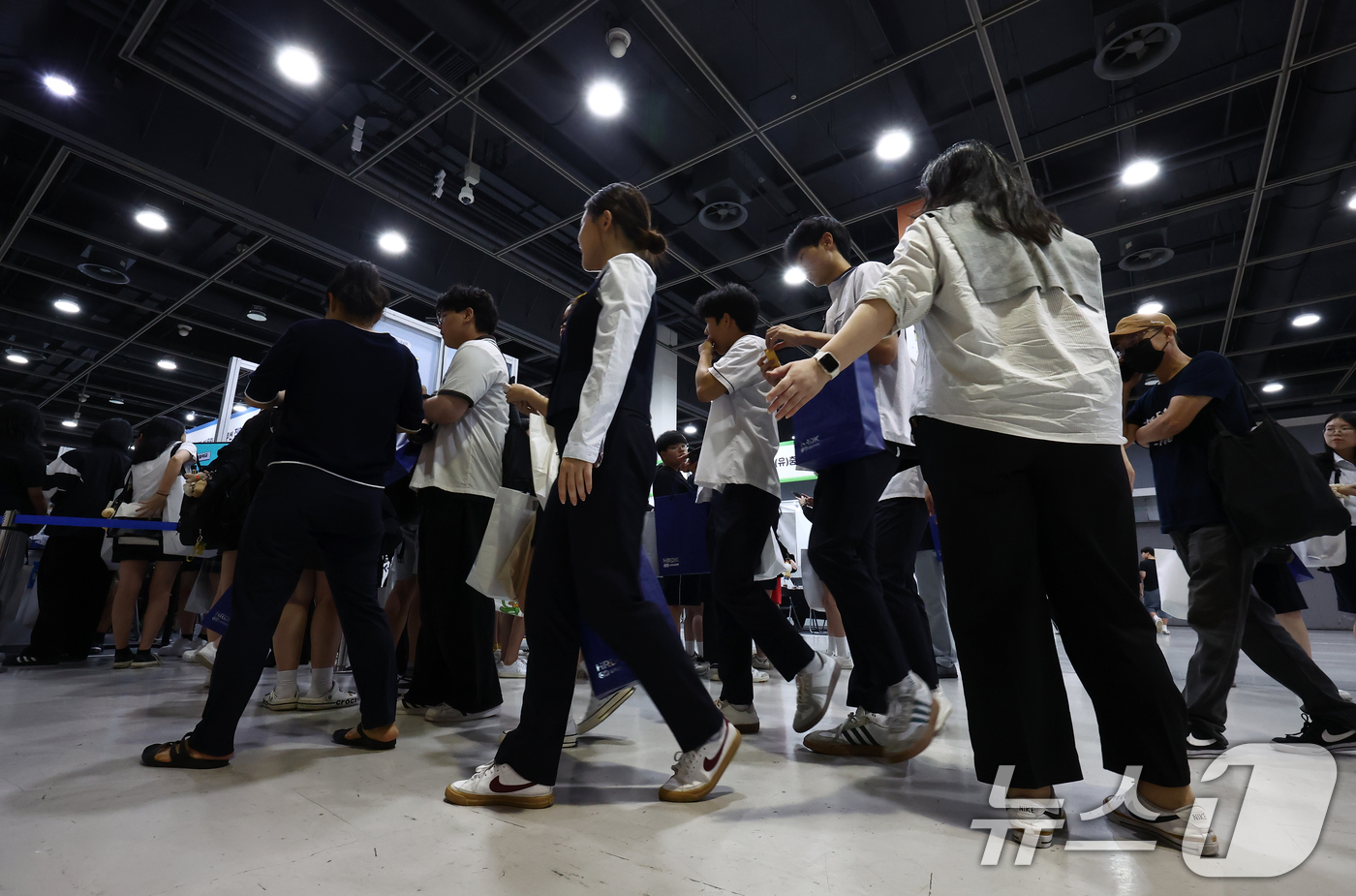 (서울=뉴스1) 김민지 기자 = 16일 오후 서울 서초구 aT센터에서 열린 '2025 고졸 성공 취업·창업 페스타'에서 학생들이 부스를 둘러보고 있다. 2025.9.16/뉴스1