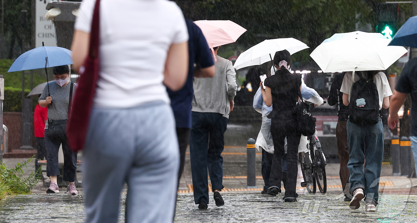 (서울=뉴스1) 김성진 기자 = 비가 쏟아지는 16일 서울 중구 을지로입구역 인근에서 시민들이 우산을 쓰고 이동하고 있다. 2025.9.16/뉴스1