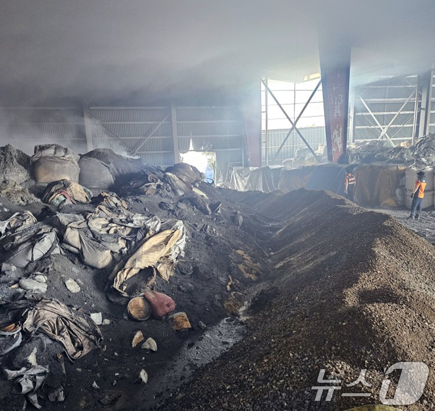 본문 이미지 - 지난 13일 오전 8시 38분쯤 전남 광양시 도이동의 한 폐자재 보관창고에서 불이난 소방당국이 나흘째 진화작업을 벌이고 있다.&#40;전남소방본부 제공. 재판매 및 DB 금지&#41; 