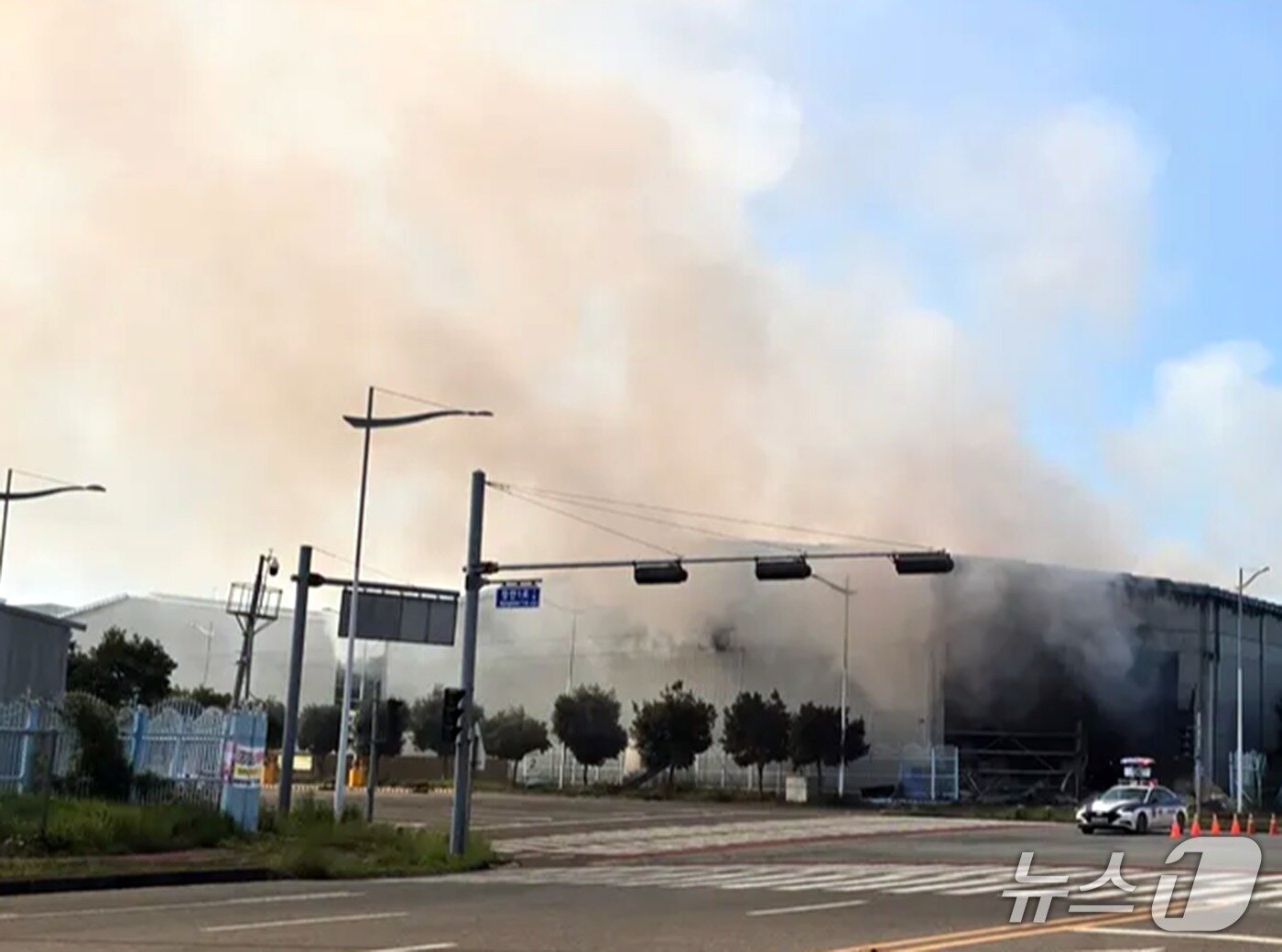 본문 이미지 - 지난 13일 전남 광양시 도이동의 한 폐자재 물류창고에서 불이 나 연기가 나고 있는 모습.&#40;독자 제공. 재판매 및 DB 금지&#41;