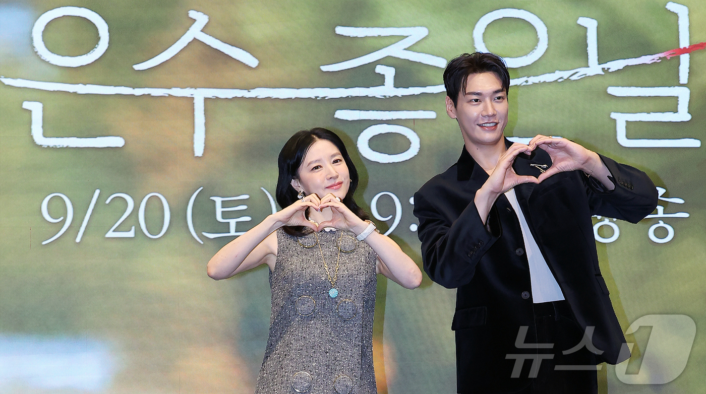 (서울=뉴스1) 김진환 기자 = 배우 이영애와 김영광이 16일 서울 구로구 더세인트에서 열린 KBS2 새 토일 미니시리즈 ‘은수 좋은 날’ 제작발표회에서 포즈를 취하고 있다.가족을 …