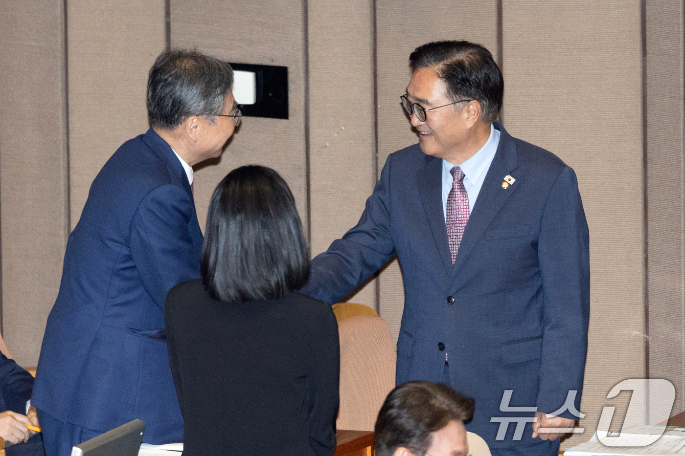 (서울=뉴스1) 이승배 기자 = 우원식 국회의장이 16일 서울 여의도 국회에서 열린 제429회국회(정기회) 제6차 본회의에 참석하며 조현 외교부 장관과 인사하고 있다. 2025.9 …