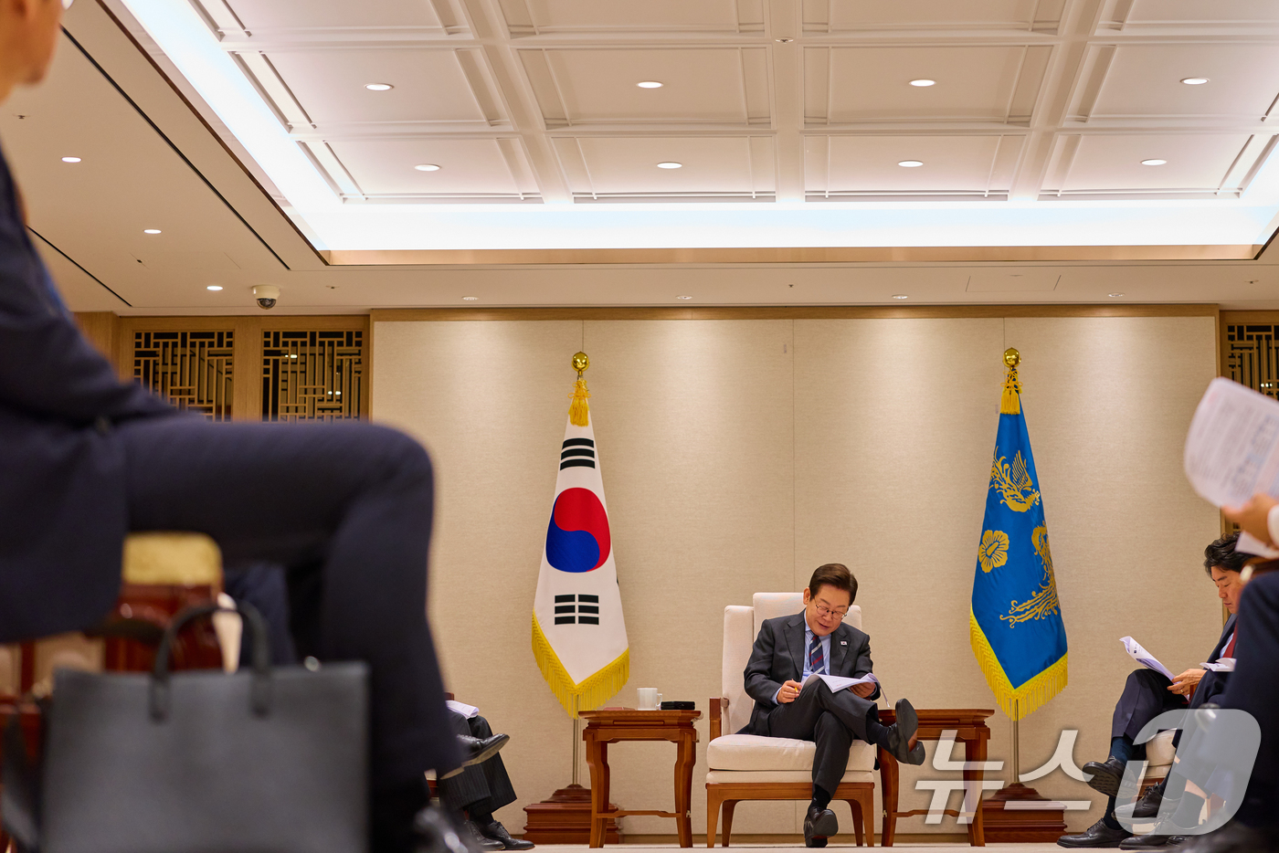 (서울=뉴스1) 허경 기자 = 이재명 대통령이 지난 15일 서울 용산 대통령실 청사에서 티타임을 갖고 있다. (이재명 대통령 SNS. 재판매 및 DB 금지) 2025.9.16/뉴스 …