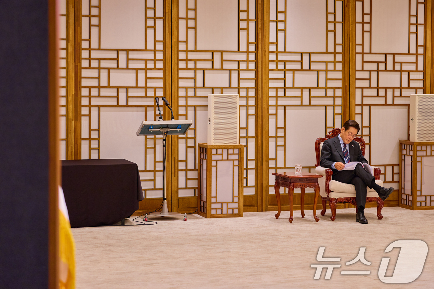 (서울=뉴스1) 허경 기자 = 이재명 대통령이 지난 15일 서울 용산 대통령실 청사에서 서류를 보고 있다. (이재명 대통령 SNS. 재판매 및 DB 금지) 2025.9.16/뉴스1 …