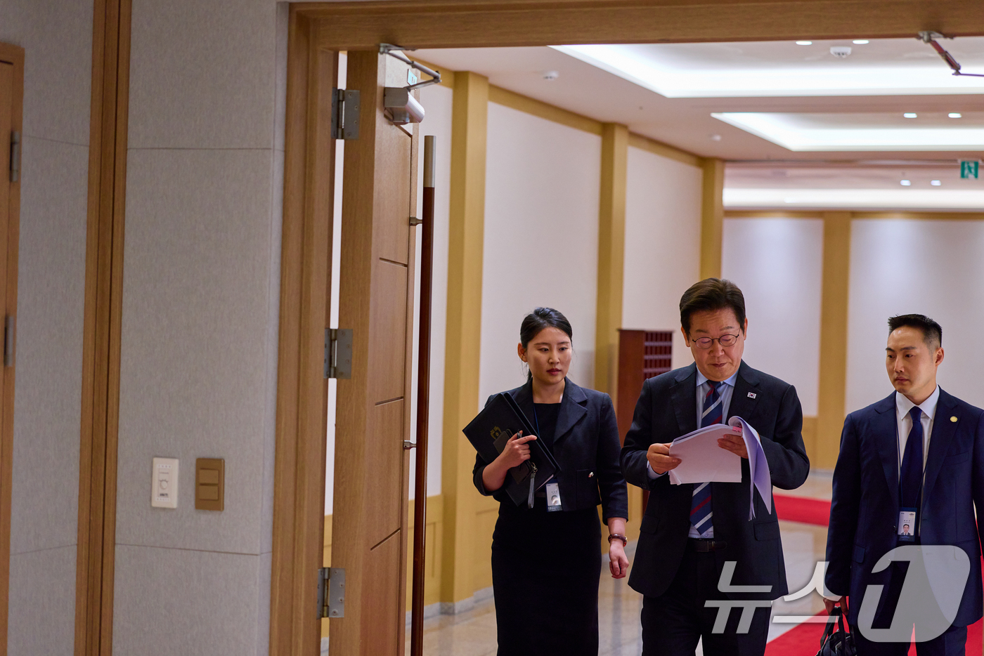 (서울=뉴스1) 허경 기자 = 이재명 대통령이 지난 15일 서울 용산 대통령실 청사에서 서류를 보며 이동하고 있다. (이재명 대통령 SNS. 재판매 및 DB 금지) 2025.9.1 …