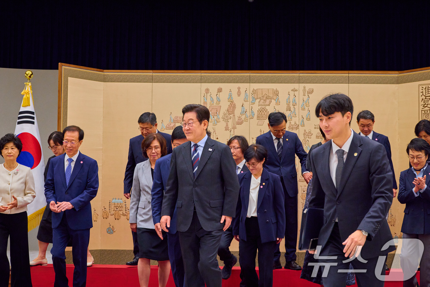 (서울=뉴스1) 허경 기자 = 이재명 대통령이 지난 15일 서울 용산 대통령실 청사에서 열린 임명장 수여식에서 기념촬영을 마친 뒤 이동하고 있다. (이재명 대통령 SNS. 재판매 …