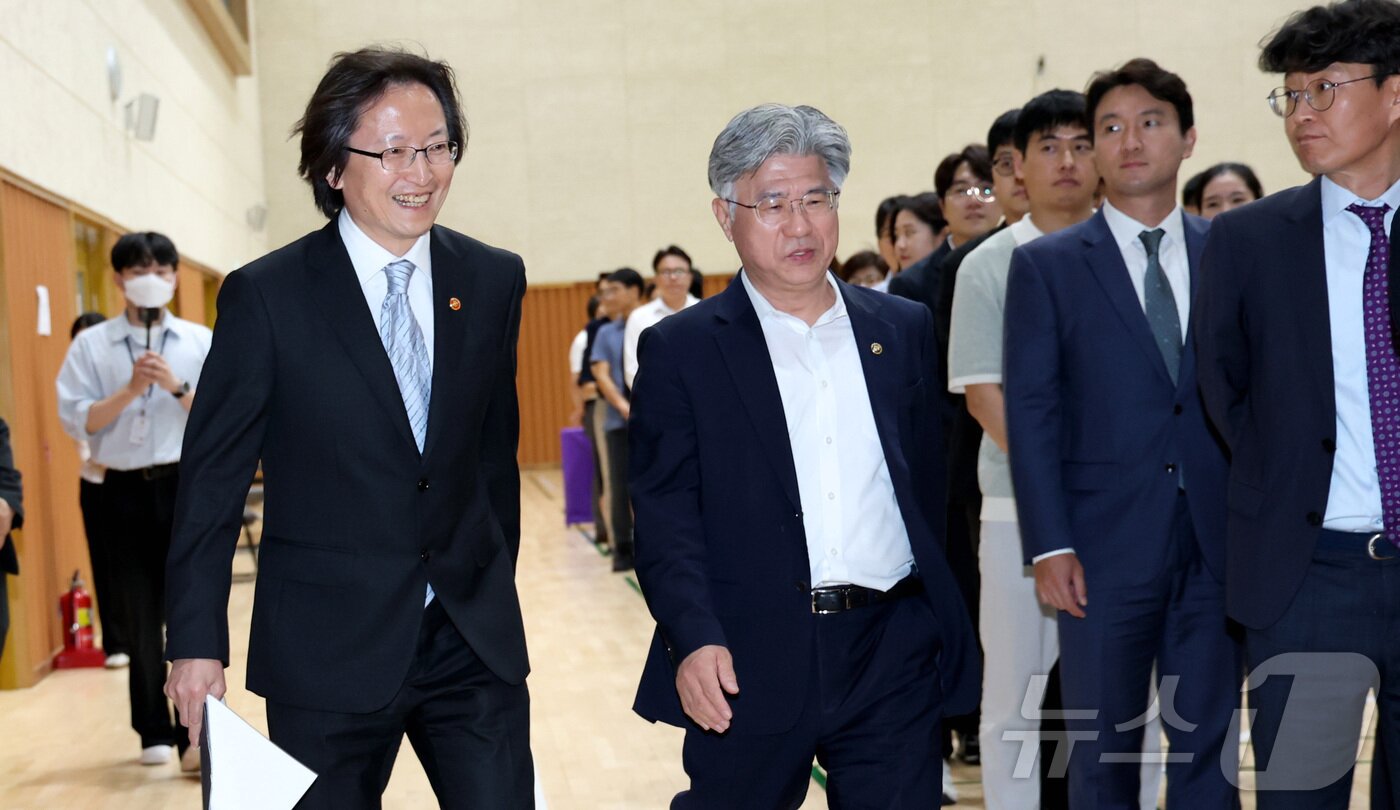 본문 이미지 - 주병기 공정거래위원장(왼쪽)이 16일 세종시 정부세종청사에서 열린 취임식에 참석하고 있다. 2025.9.16/뉴스1 ⓒ News1 김기남 기자
