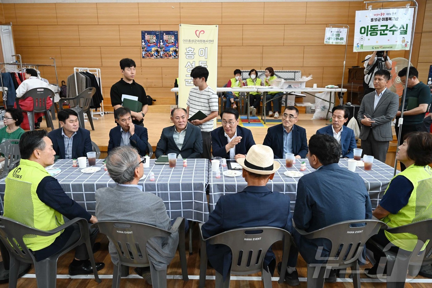 (홍성=뉴스1) 이동원 기자 = 홍성군은 지역의 다양한 복지․의료․봉사 자원을 활용해 운영하는 이동복지관을 지난 9일 홍성읍을 시작으로 11일 구항면에 서비스를 제공하며 큰 호응을 …