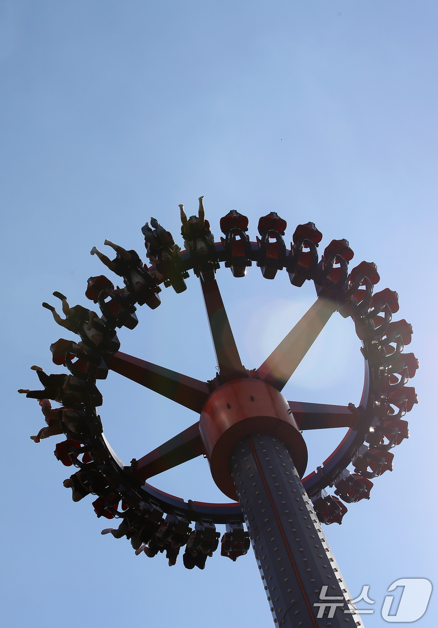 (대구=뉴스1) 공정식 기자 = 늦더위가 찾아온 16일 오후 대구 달서구 테마파크 이월드를 찾은 시민들이 파란 가을하늘 아래서 놀이기구를 타고 있다. 2025.9.16/뉴스1