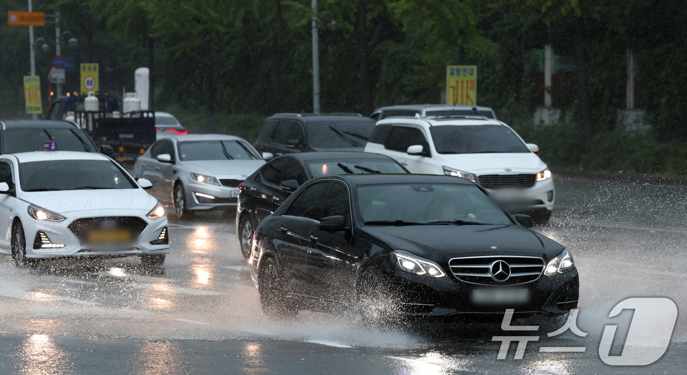 (수원=뉴스1) 김영운 기자 = 수도권 곳곳에 호우주의보가 내려진 16일 오후 경기 수원시 영통구의 한 도로에서 차량이 물보라를 일으키며 주행하고 있다. 2025.9.16/뉴스1