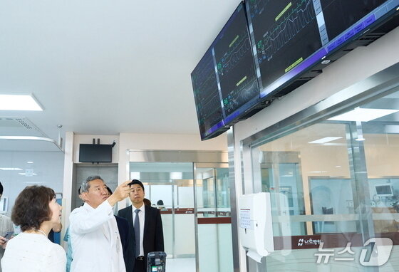 본문 이미지 -  하헌영 인천나은병원장&#40;왼쪽 두 번째&#41;와 병원 의료진들이 병동에 설치돼 있는 &#39;씽크&#39; 모니터를 살펴보고 있다. &#40;대웅제약 제공&#41;/뉴스1