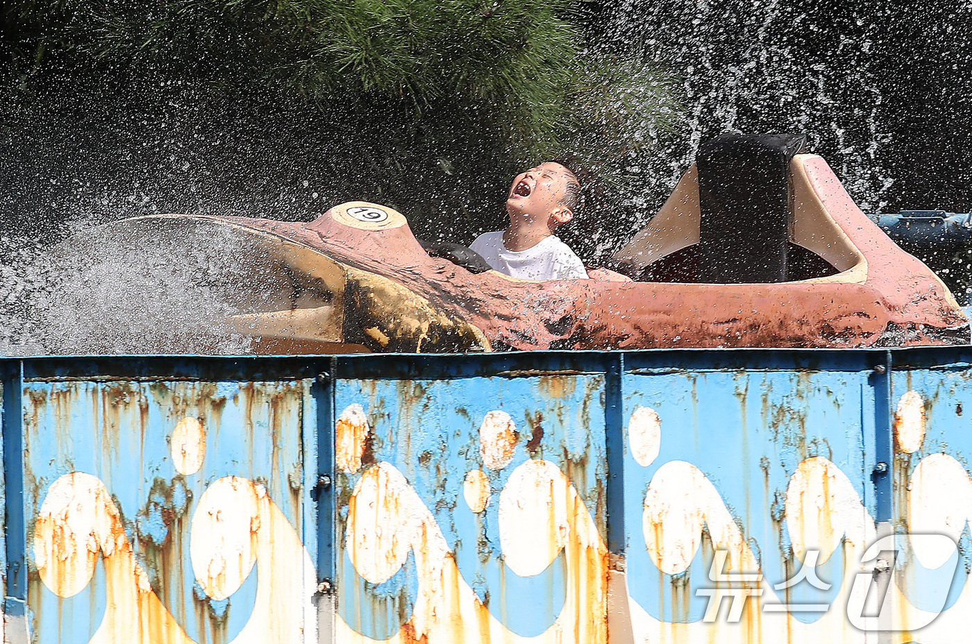 (대구=뉴스1) 공정식 기자 = 대구·경북 일부 지역에 폭염주의보가 발효된 16일 오후 대구 달서구 테마파크 이월드를 찾은 시민들이 놀이기구에 몸을 맡긴 채 늦더위를 씻고 있다. …
