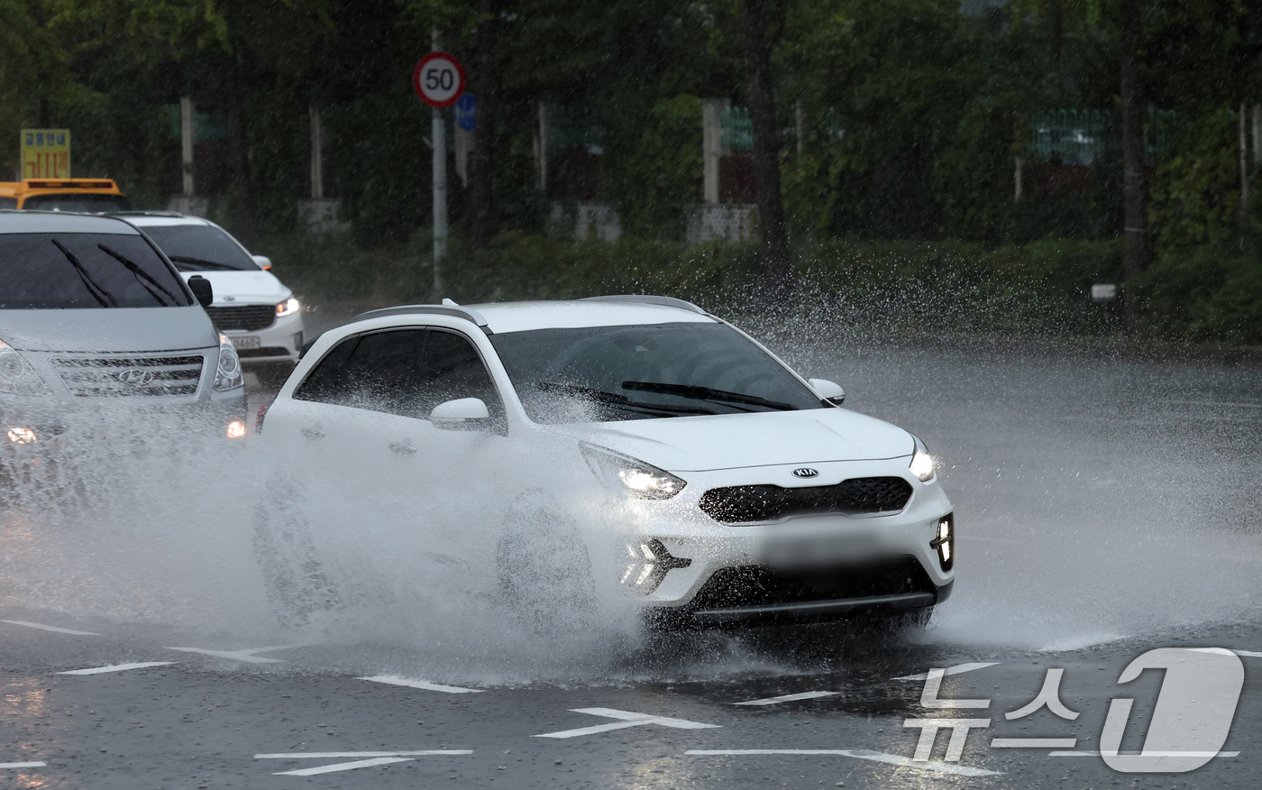 (수원=뉴스1) 김영운 기자 = 수도권 곳곳에 호우주의보가 내려진 16일 오후 경기 수원시 영통구의 한 도로에서 차량이 물보라를 일으키며 주행하고 있다. 2025.9.16/뉴스1