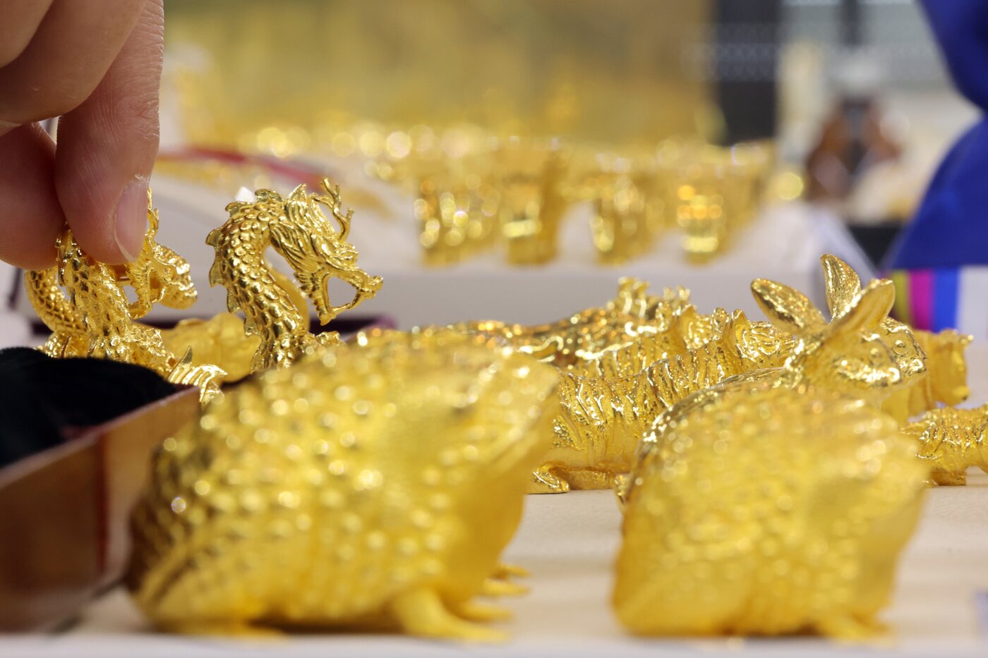 본문 이미지 - 사진은 16일 서울 종로구 한국금거래소에서 직원이 금 제품을 정리하고 있는 모습. 2025.9.16/뉴스1 ⓒ News1 황기선 기자