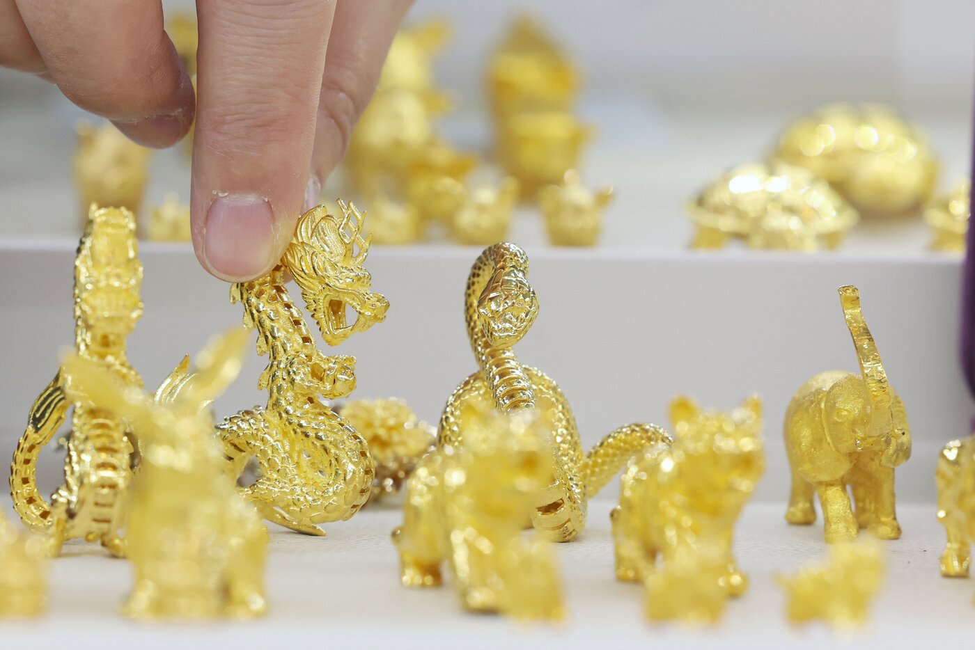 본문 이미지 - 사진은 16일 서울 종로구 한국금거래소에서 직원이 금 제품을 정리하고 있는 모습. 2025.9.16/뉴스1 ⓒ News1 황기선 기자