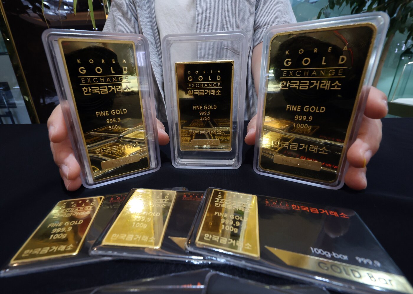 본문 이미지 -  사진은 16일 서울 종로구 한국금거래소에서 직원이 금 제품을 정리하고 있는 모습. 2025.9.16/뉴스1 ⓒ News1 황기선 기자