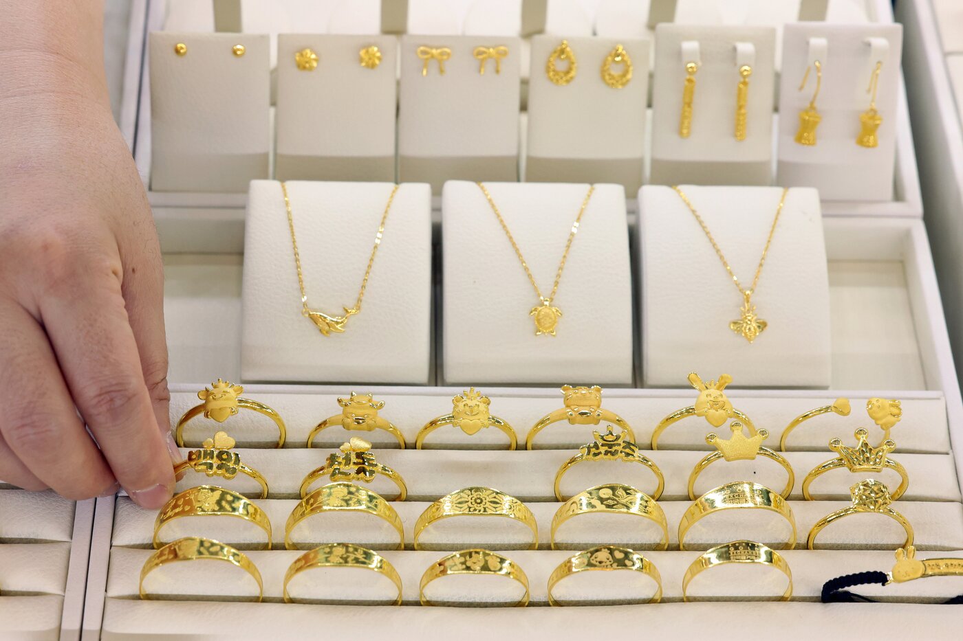 본문 이미지 -  사진은 16일 서울 종로구 한국금거래소에서 직원이 금 제품을 정리하고 있는 모습. 2025.9.16/뉴스1 ⓒ News1 황기선 기자